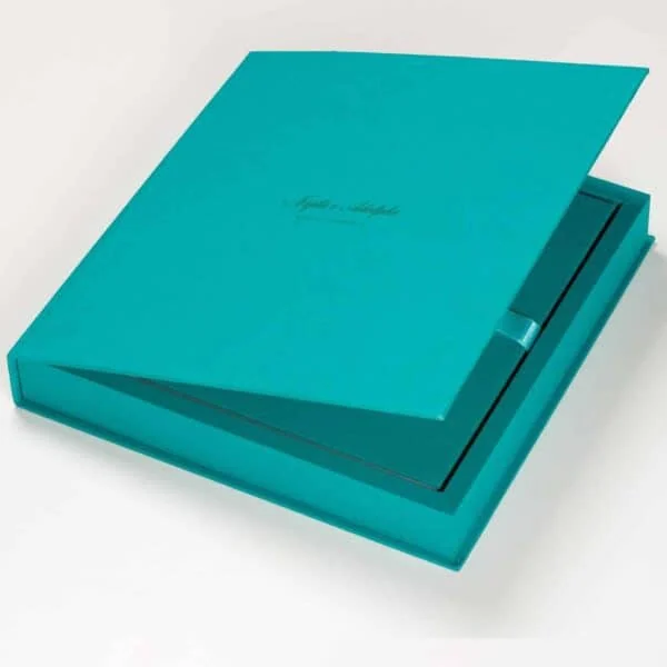 Caixa Aba Classica 2 Elegante estojo de presente azul para fotos ou álbuns, ideal para colecionadores e apreciadores de fotografia.