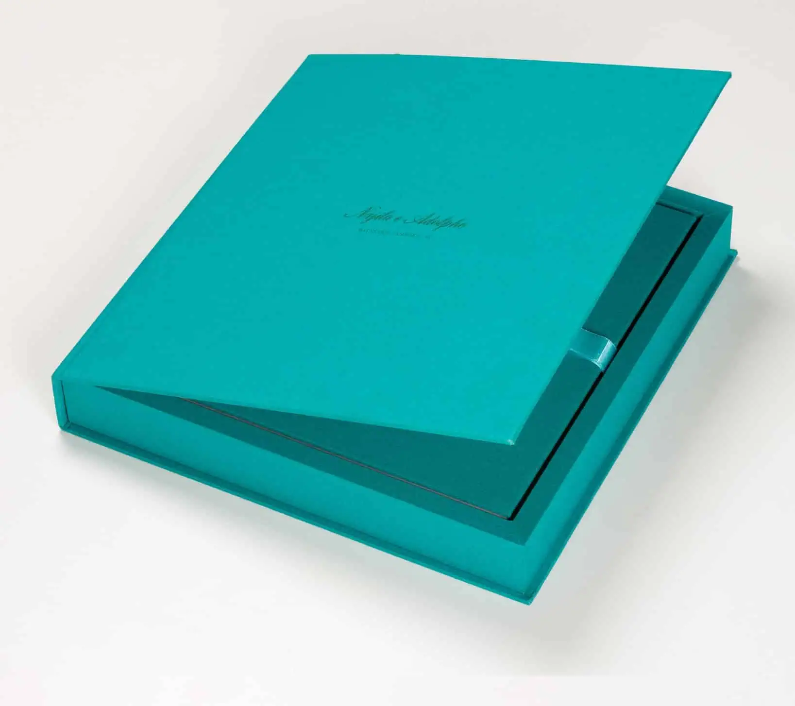 Elegante estojo de presente azul para fotos ou álbuns, ideal para colecionadores e apreciadores de fotografia.