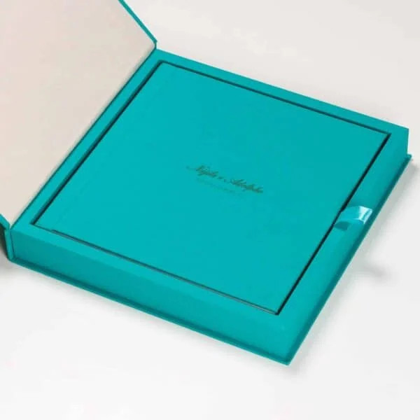 Caixa Aba Classica 3 Álbum de casamento em caixa azul turquesa com detalhes elegantes e acabamento refinado.