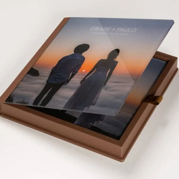 Caixa Acrilica Foto c Aba Alto texto: Álbum de fotos com capa de vidro oceano ao pôr do sol, casal em momento romântico, presente especial.