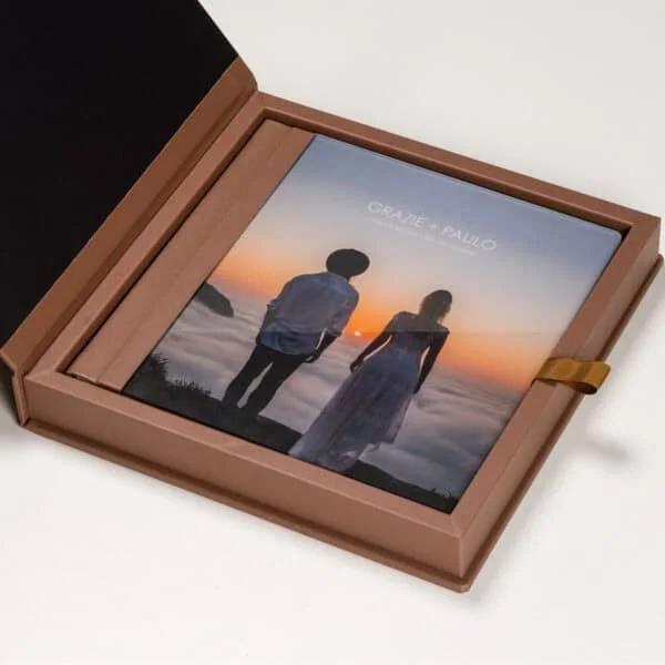 Caixa Acrilica Foto c Aba 1. Caixa de foto comemorativa personalizada com capa dura e imagem do pôr do sol em casal.