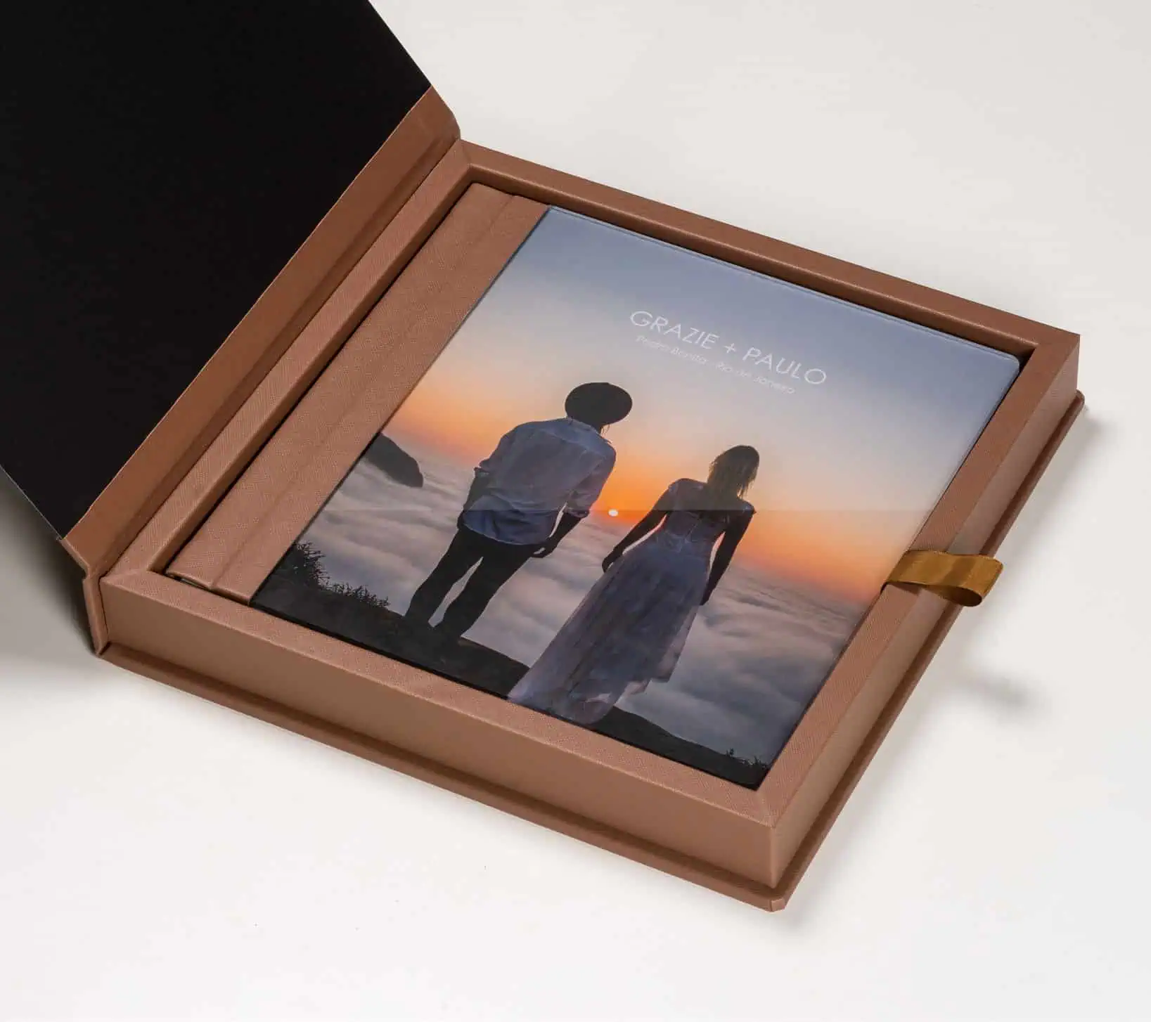 1. Caixa de foto comemorativa personalizada com capa dura e imagem do pôr do sol em casal.