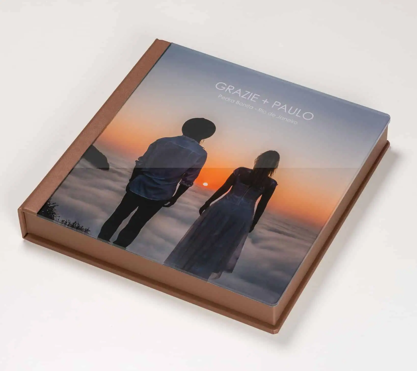 Paisagem de capa de álbum fotográfico com casal na praia ao pôr do sol, estilo amplo e artístico.