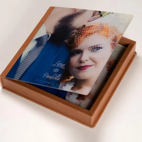 Caixa Acrilica Foto e Couro c Aba Árvore de casamento personalizada com foto em acrílico e moldura de madeira, ideal para lembranças de eventos especiais.