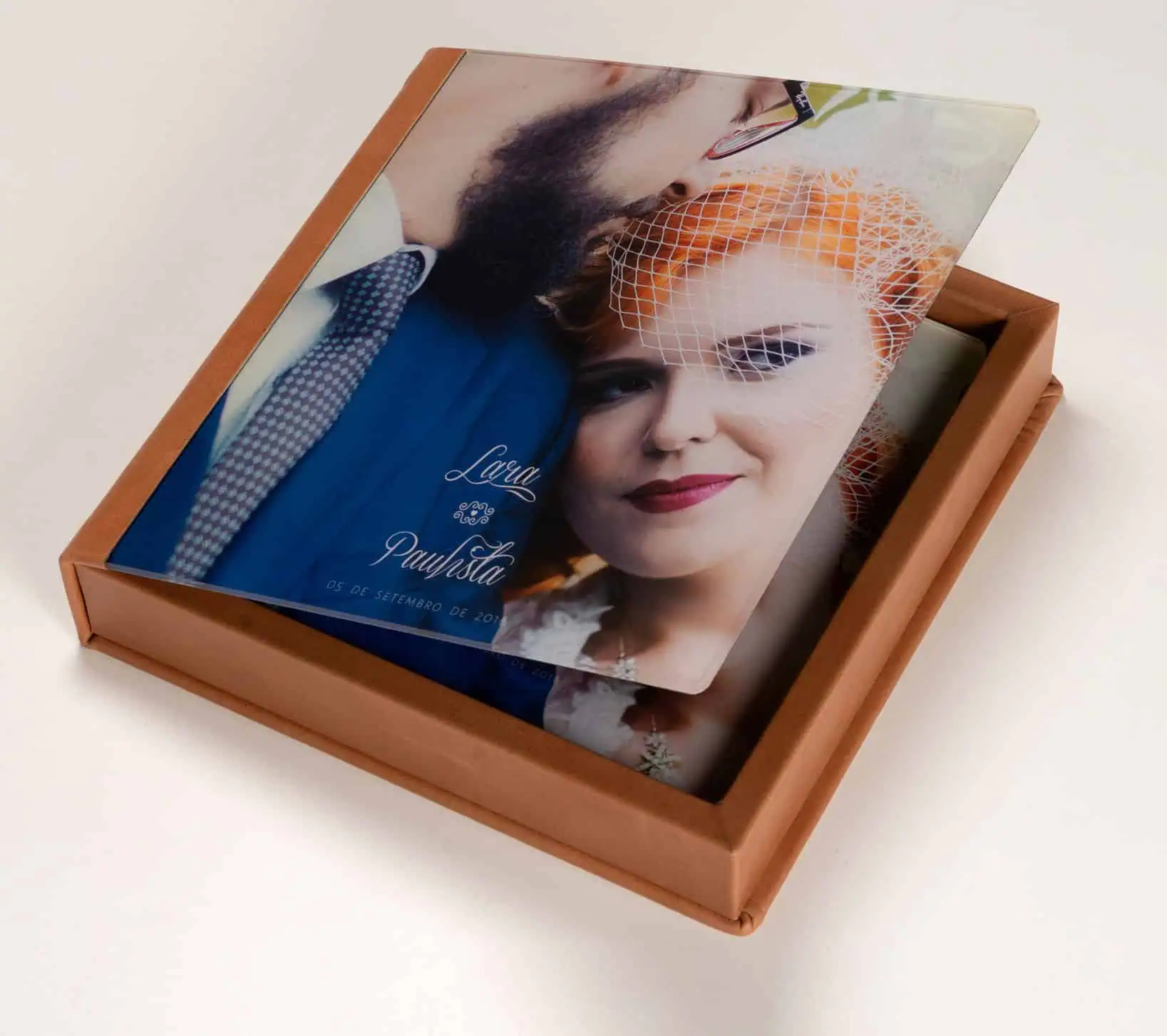 Árvore de casamento personalizada com foto em acrílico e moldura de madeira, ideal para lembranças de eventos especiais.