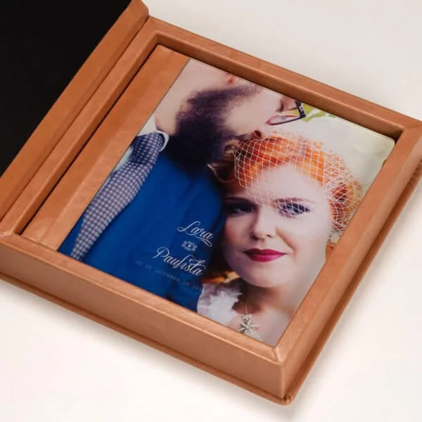 Caixa Acrilica Foto e Couro c Aba Amor e personalidade em retrato de casal com fotos e certidão de casamento personalizada.