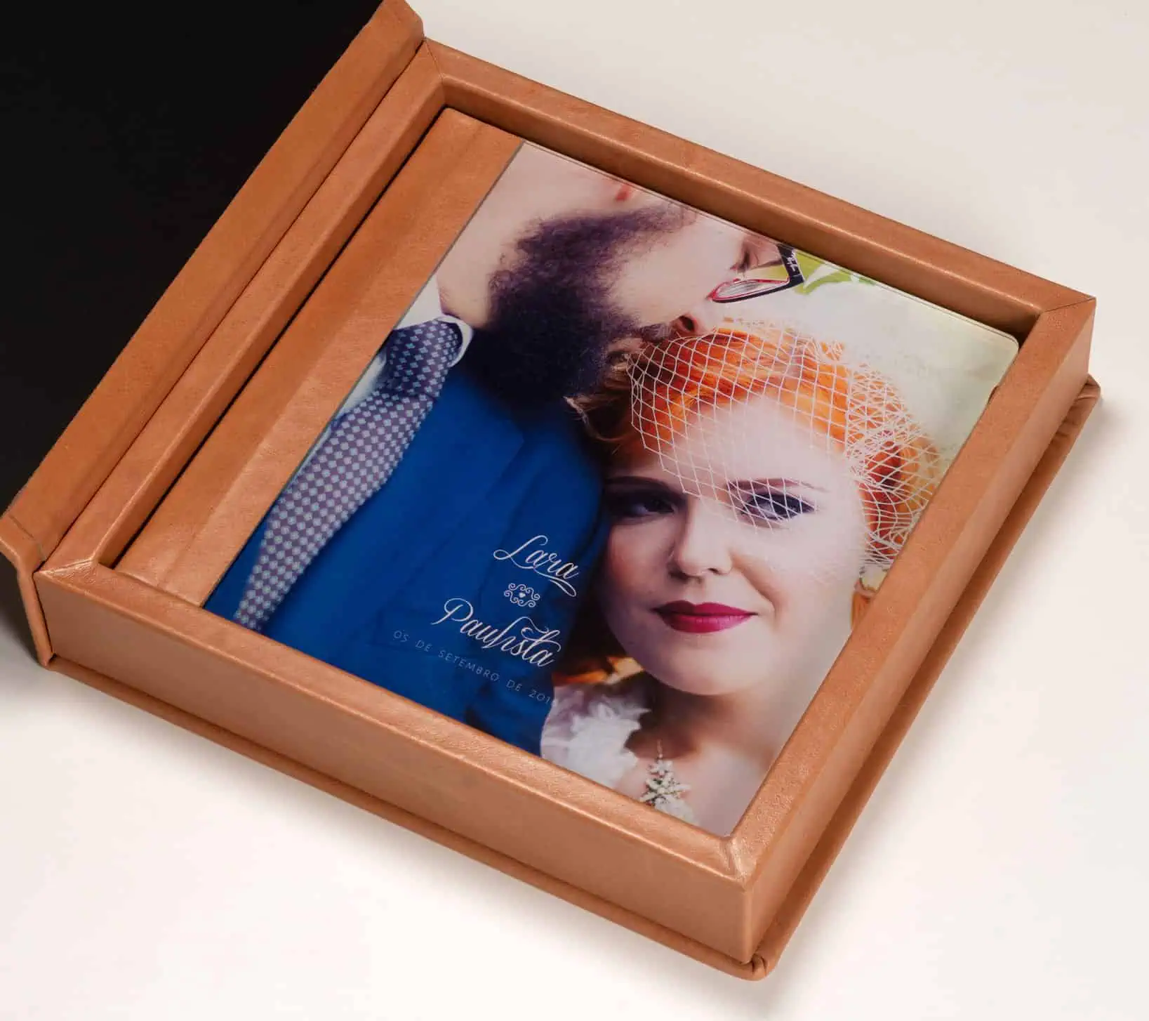 Amor e personalidade em retrato de casal com fotos e certidão de casamento personalizada.