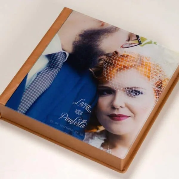 Caixa-Acrilica-Foto-e-Couro_red-1 Casamento moderno com foto impressa em acrílico, para decorações elegantes e personalizadas.