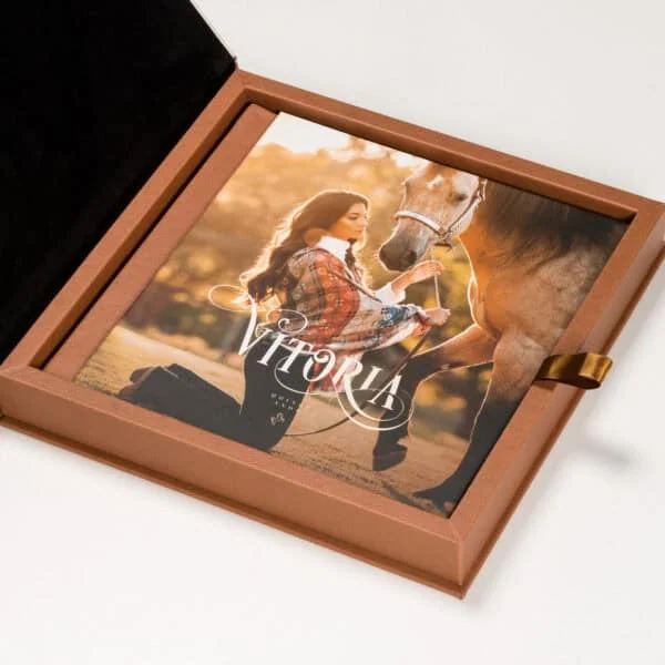 Caixa Foto Story cAba Caderno personalizado com foto de mulher e cavalo ao pôr do sol.