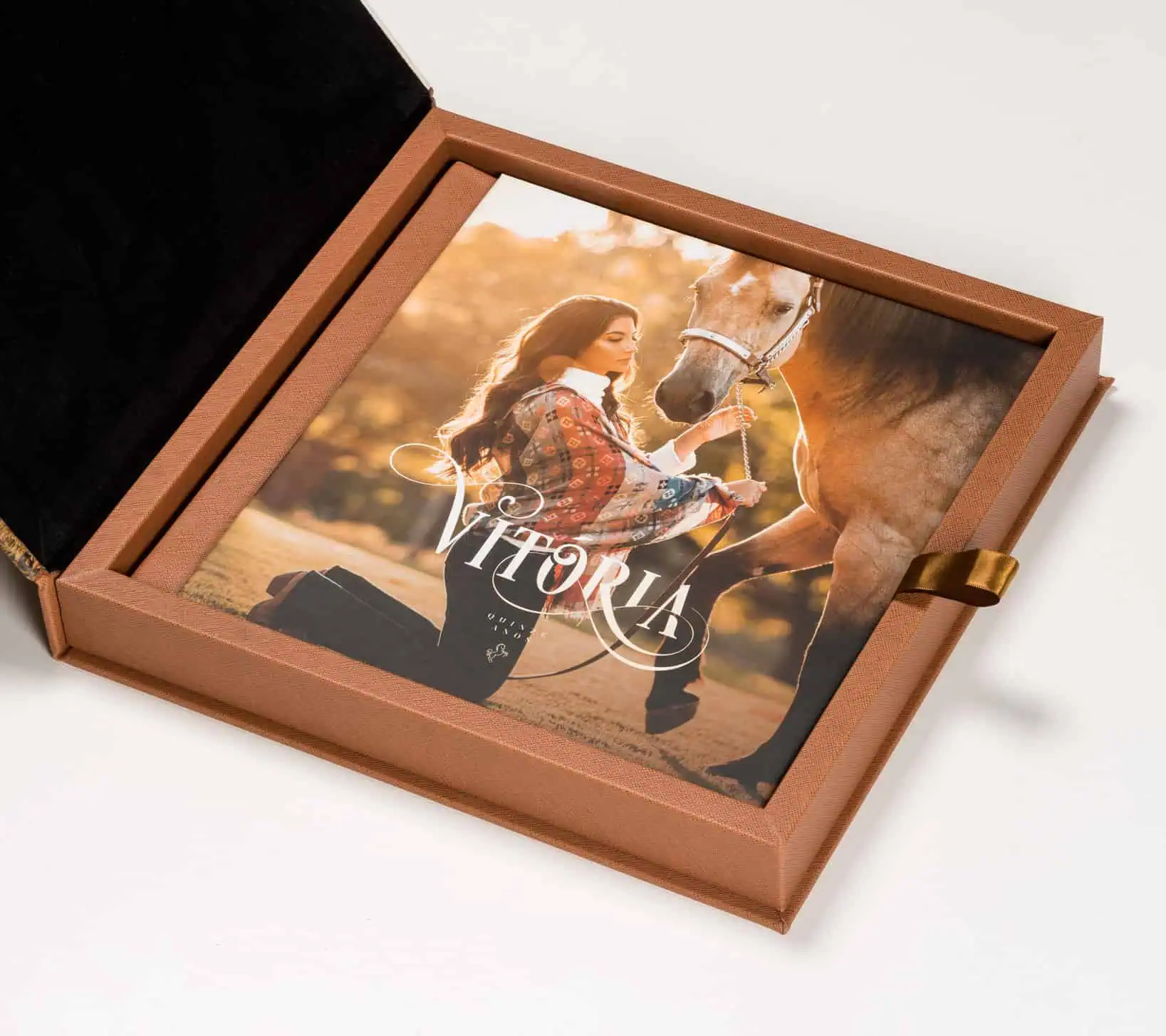 Caderno personalizado com foto de mulher e cavalo ao pôr do sol.