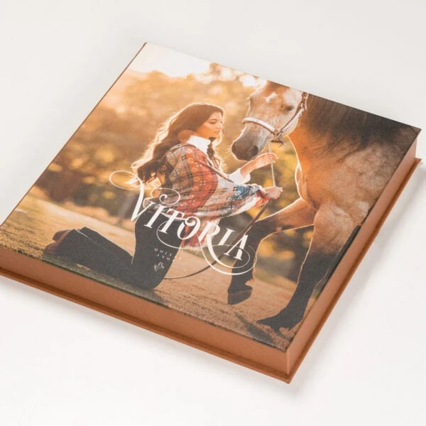 Caixa Foto Story cAba Capa de álbum fotográfico "Vitória" com mulher e cavalo, ideal para amantes de fotografia e animais.