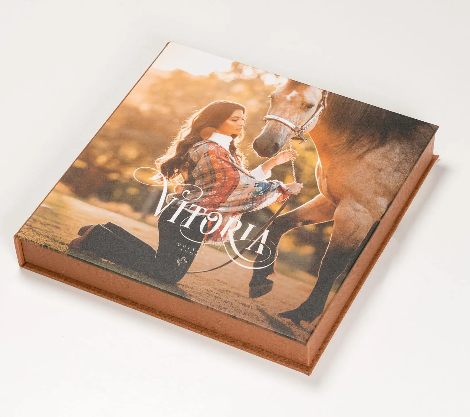 Capa de álbum fotográfico "Vitória" com mulher e cavalo, ideal para amantes de fotografia e animais.