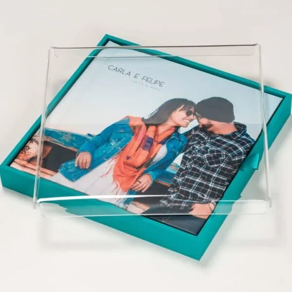 Caixa Presente Acrilica 2 1. Fotografia de casal com sorriso em uma caixa de acrílico com capa de álbum.