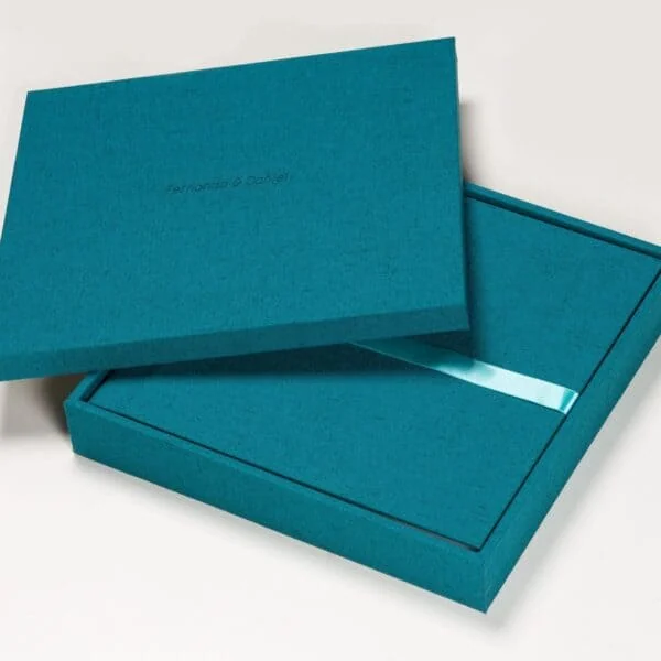 Caixa Presente Classica 2 Caixa de presente azul personalizada com fita de cetim e nomes Gravados, ideal para ocasiões especiais.