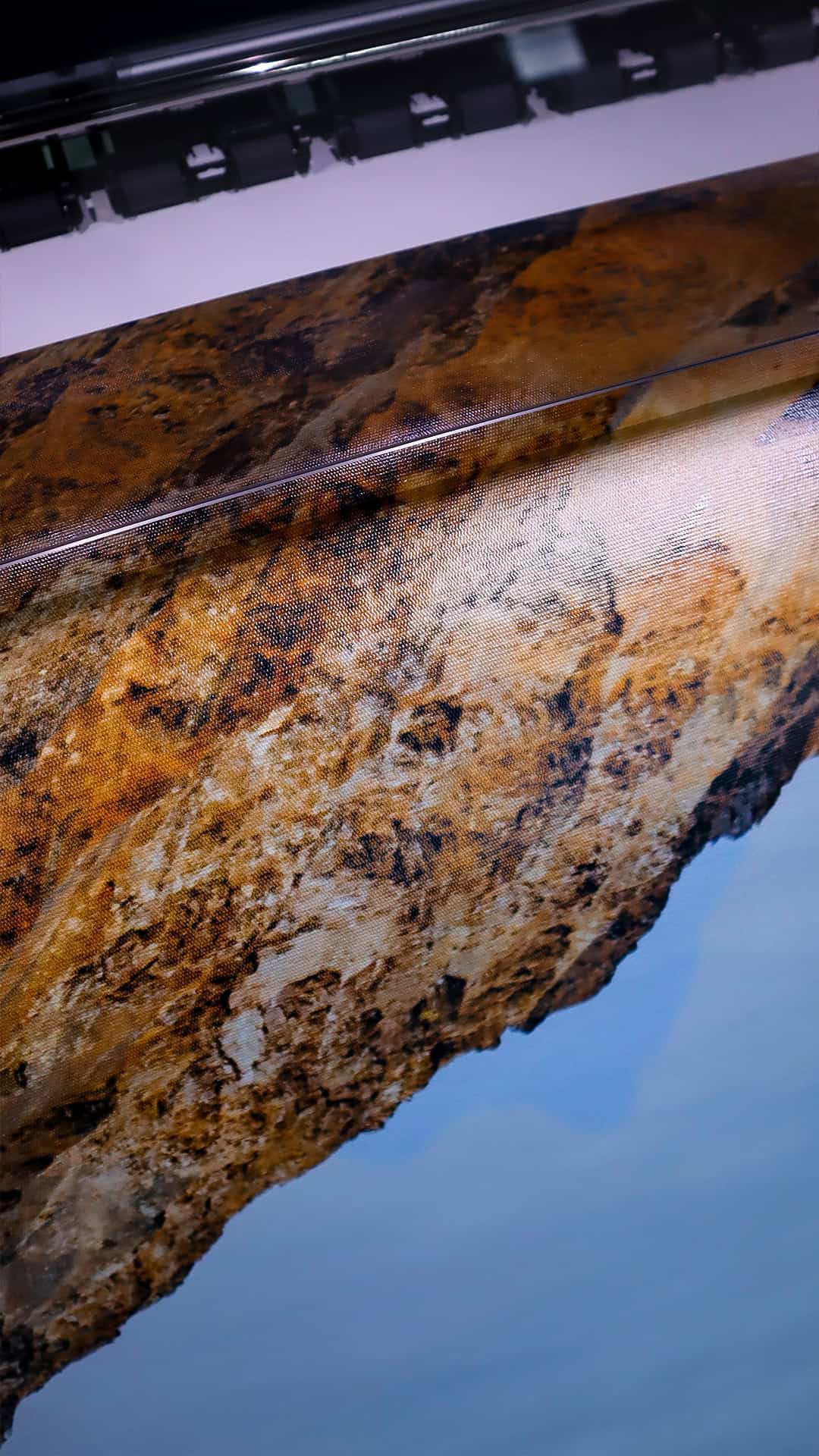1. Detalhe de uma escultura de pedra com efeito de textura rústica e acabamento natural.