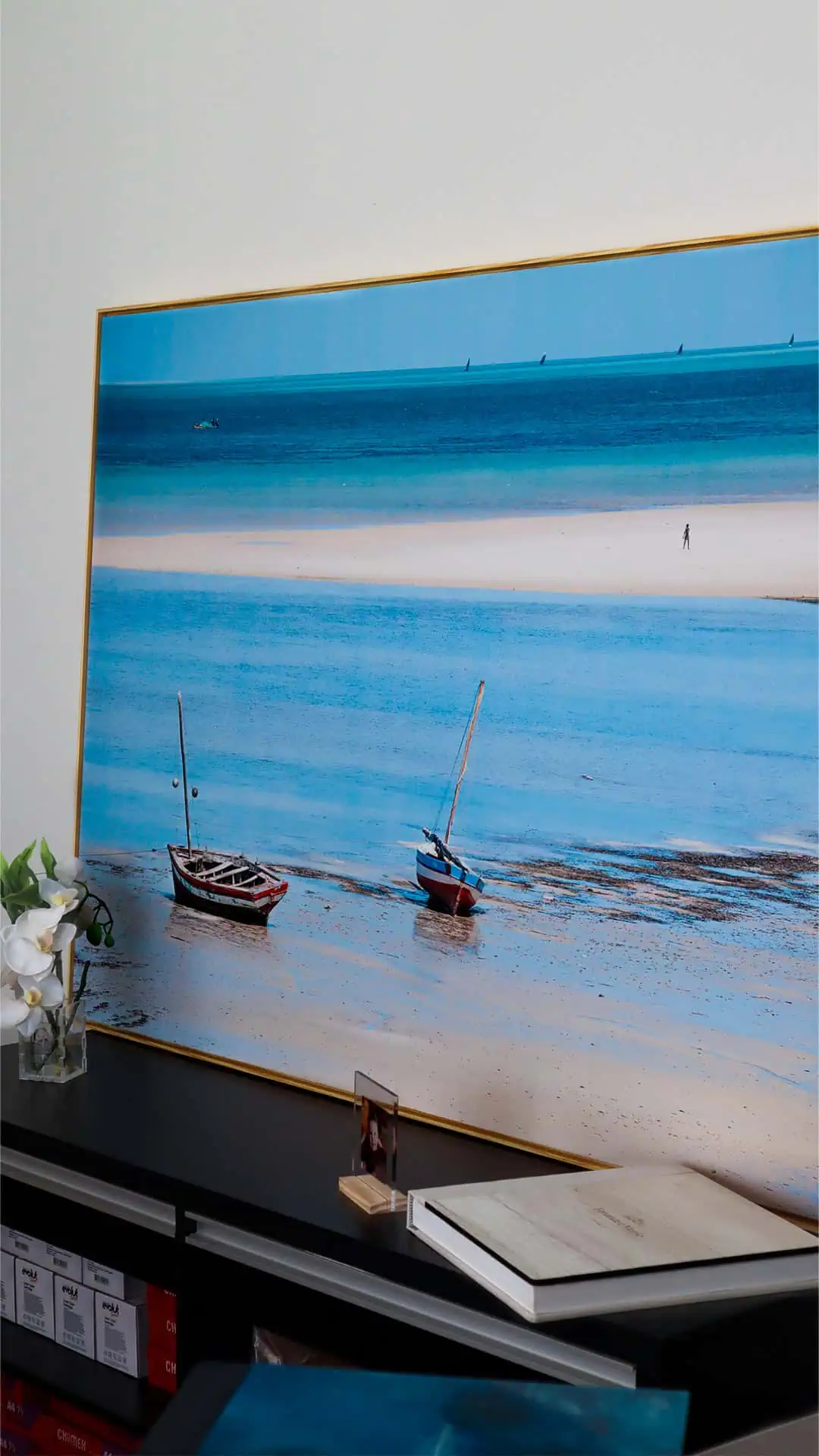 Barcos na praia com horizonte azul, foto decorativa para sala de estar.