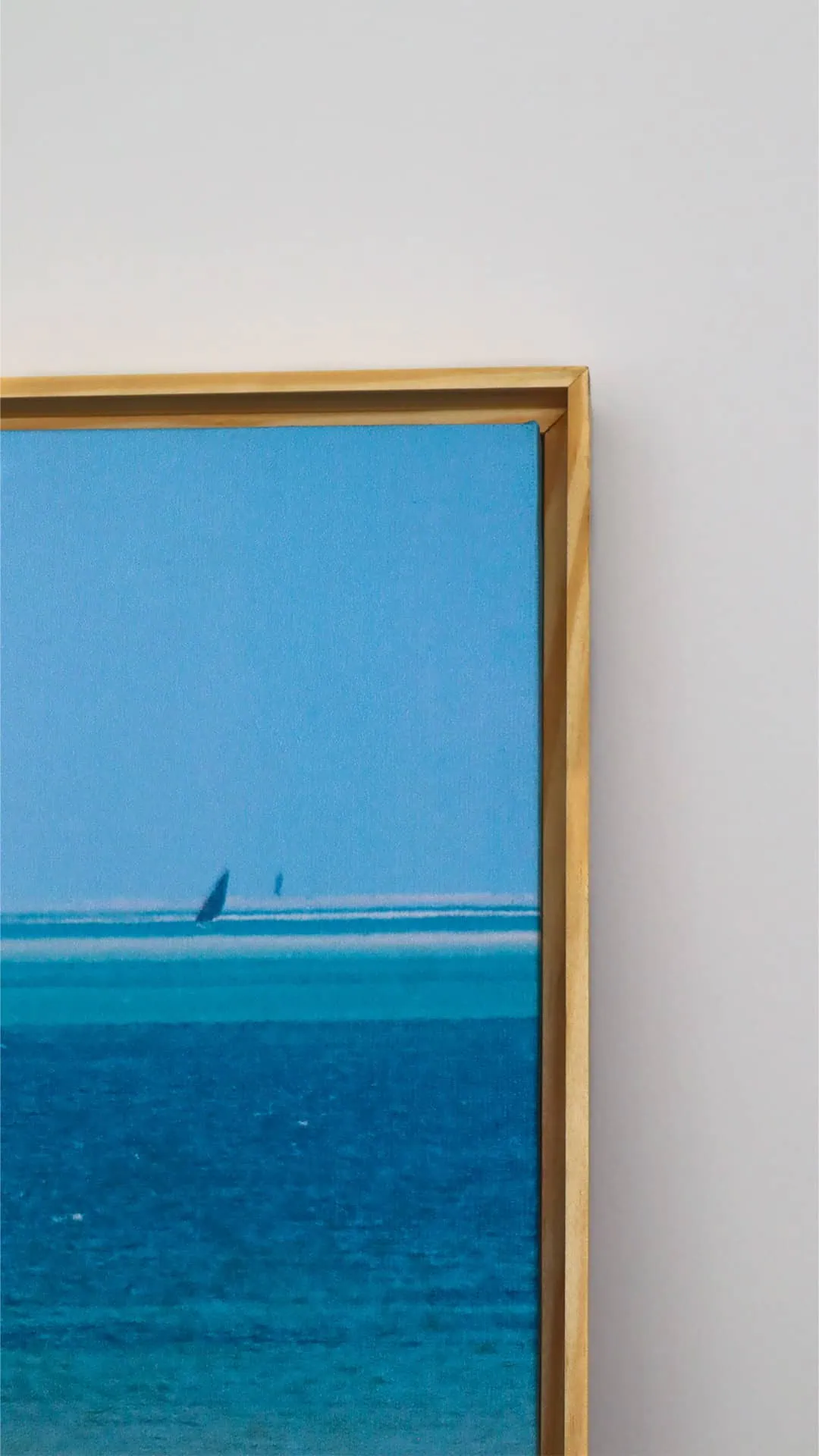 Sailboat no mar em pintura de arte moderna, papel de parede azul, decoração de parede, arte contemporânea.