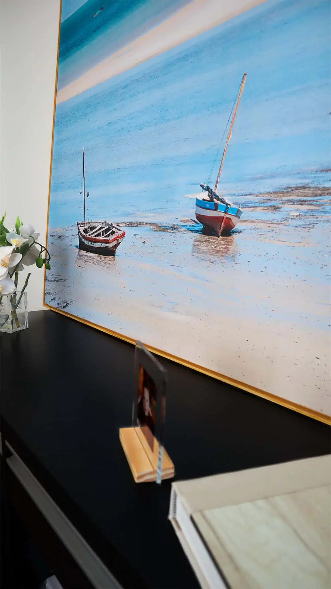 1. Barcos em praia com areia e mar azul, arte decorativa para parede.