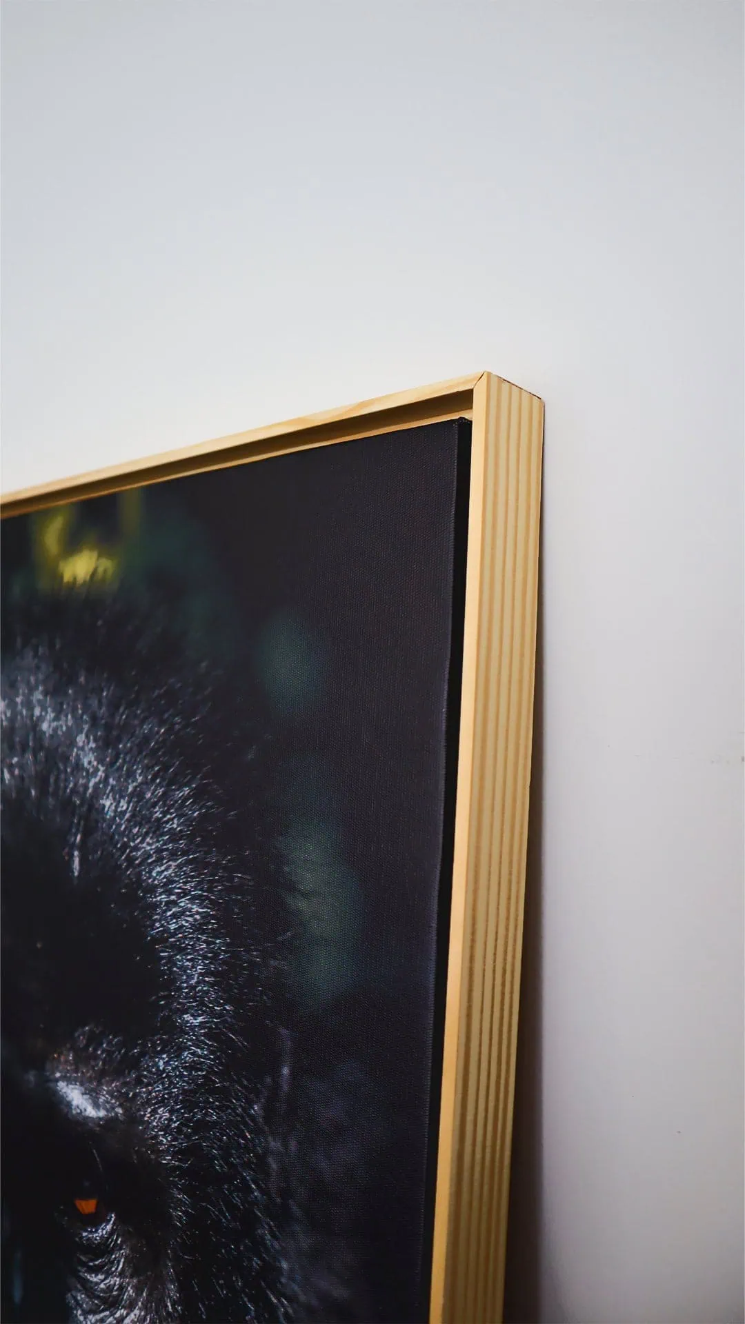 Detalhes de uma moldura de quadro de fotografia em pinho natural.