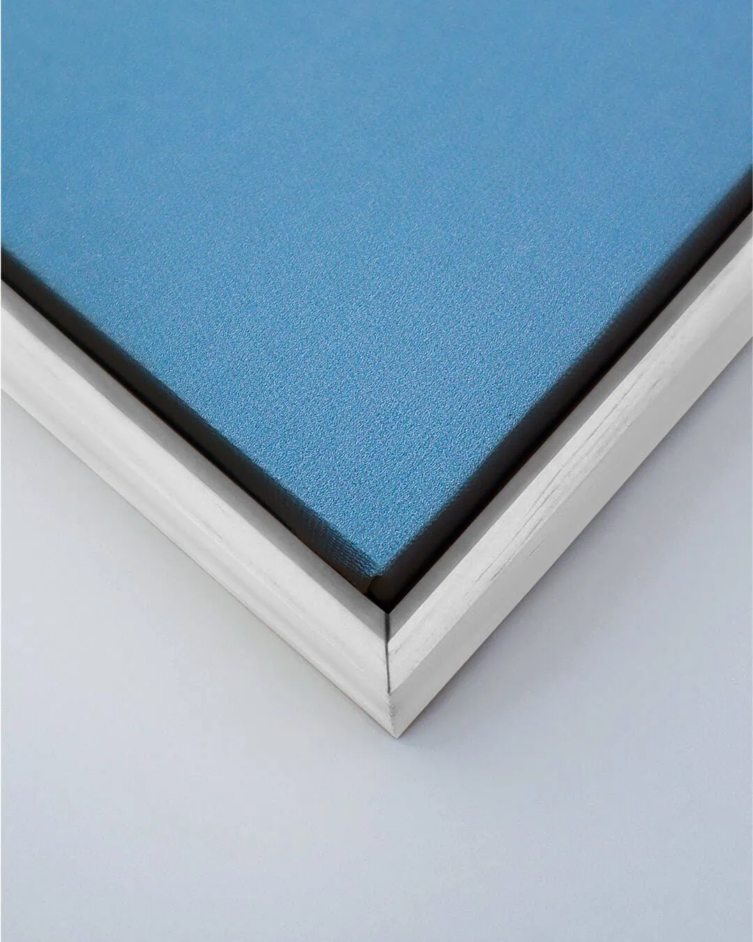 Alto relevo azul em moldura de metal para decoração de ambientes personalizados.