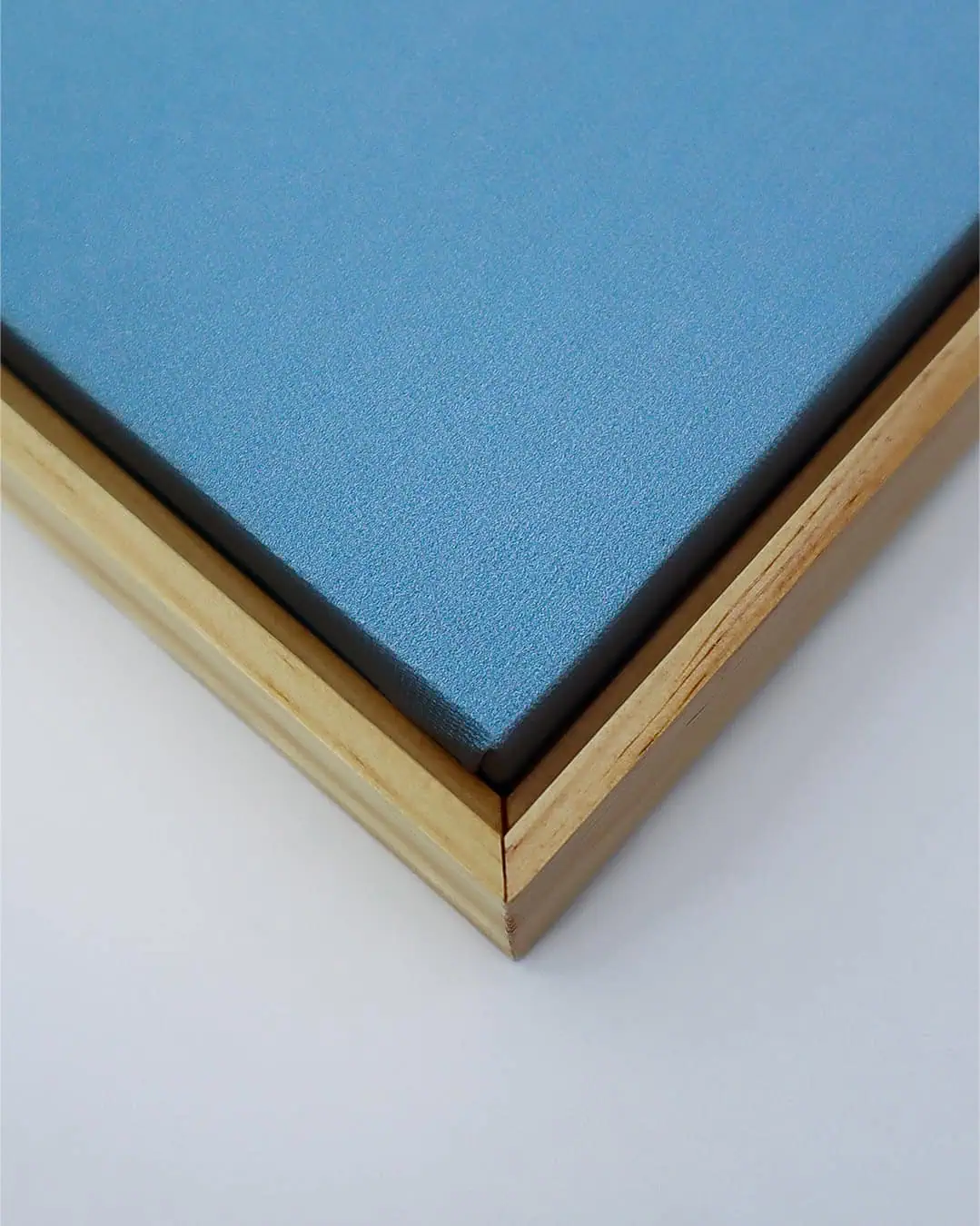 FOTO-1830-3219PQ-Imagem de uma mesa de trabalhar com tampo azul e acabamento de madeira natural.