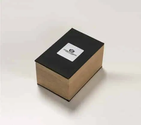 Caixa de madeira com tampa preta e etiqueta personalizada para evento Fotoclub.