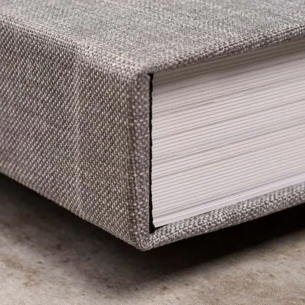 Módena 1 Árvore de livros com capa de tecido cinza e páginas brancas, ideal para coleção de fotos de fotos de livros e bibliotecas.