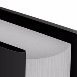 Livros empilhados na estante com fundo branco, destaque para fotografia de livros e leitura.