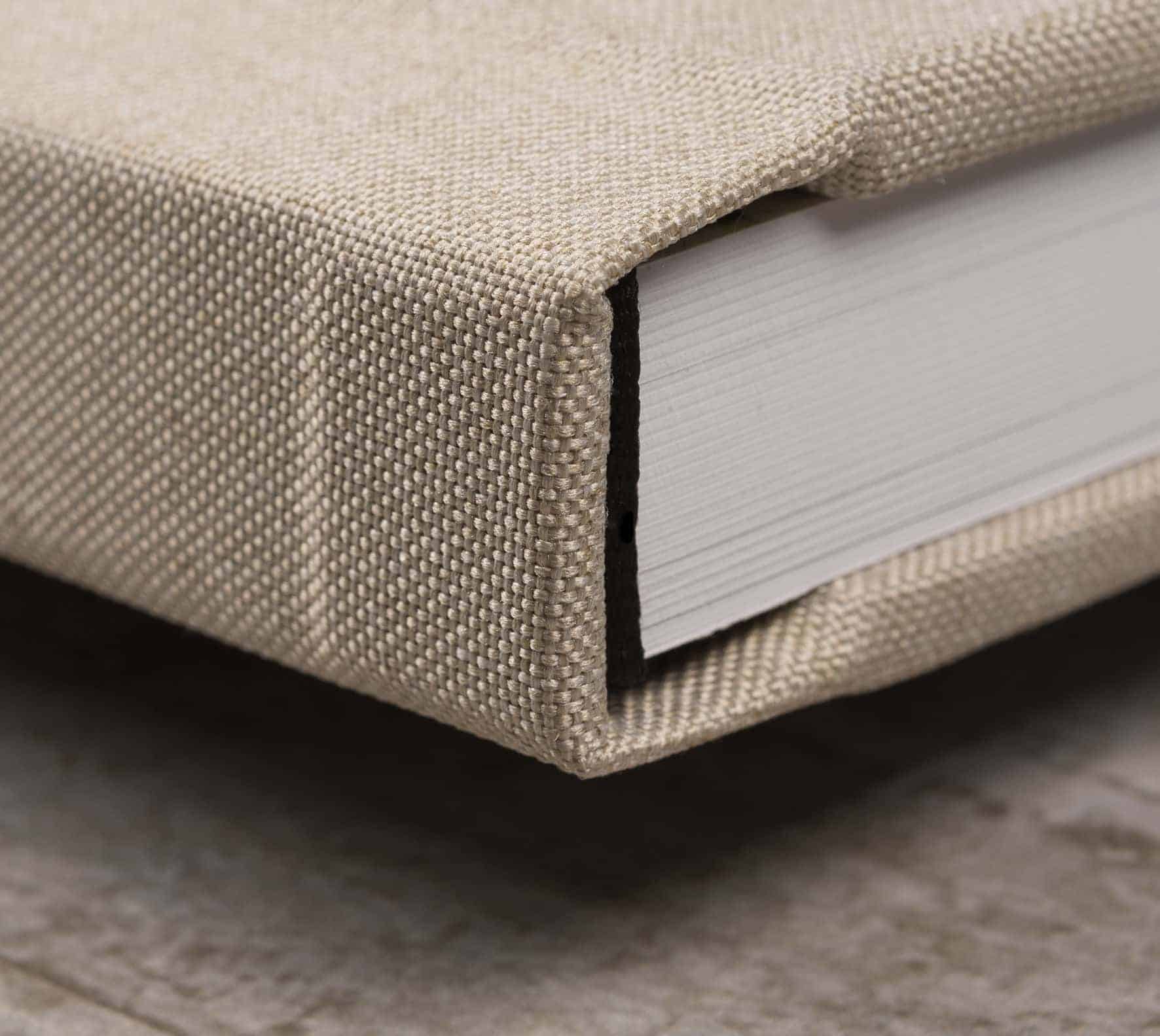 Capa de tecido para encadernação de livros, acabamento sofisticado e duråvel.