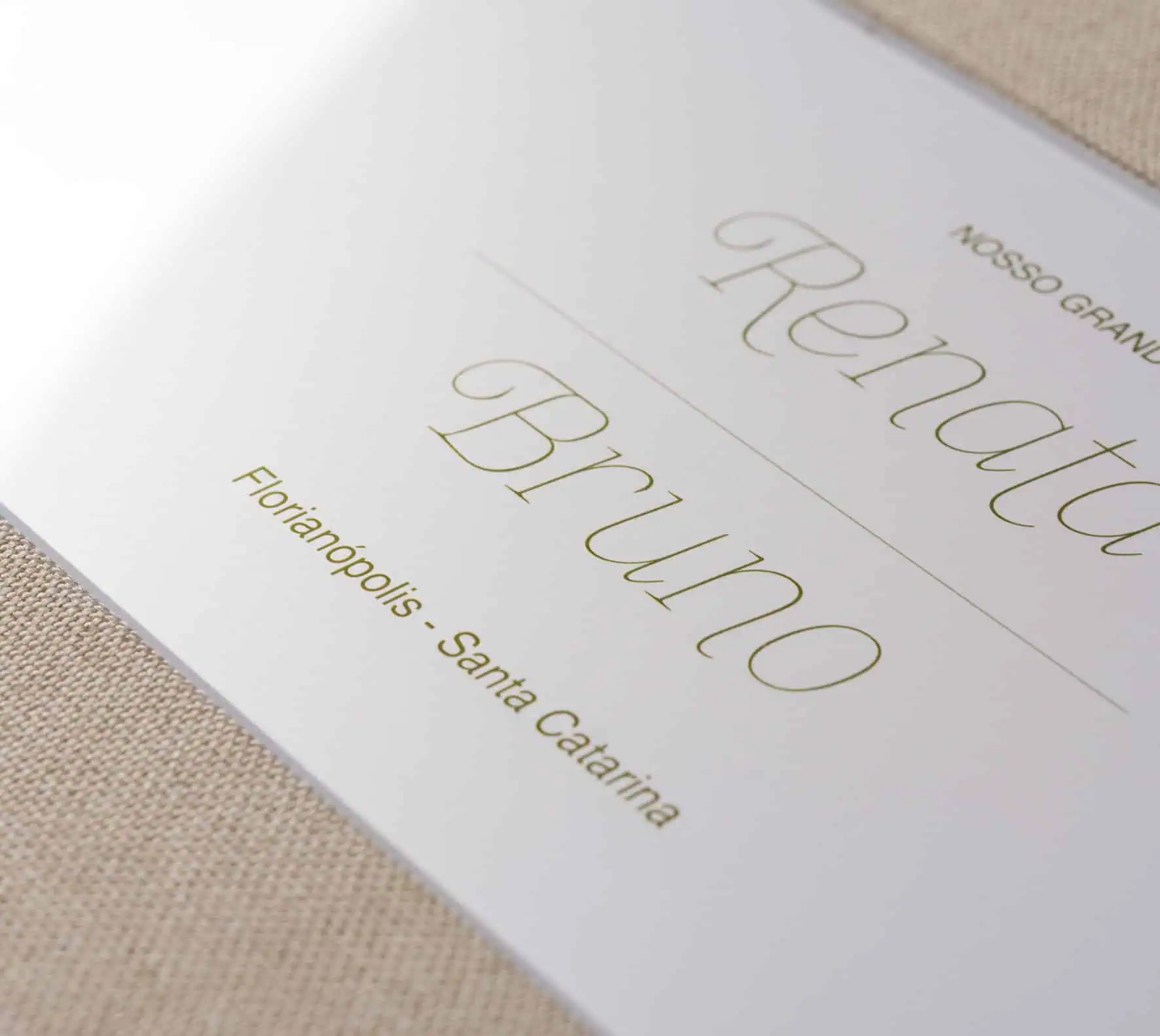 Artesanato de papel personalizado para eventos sociais, com design elegante e detalhes sofisticados.