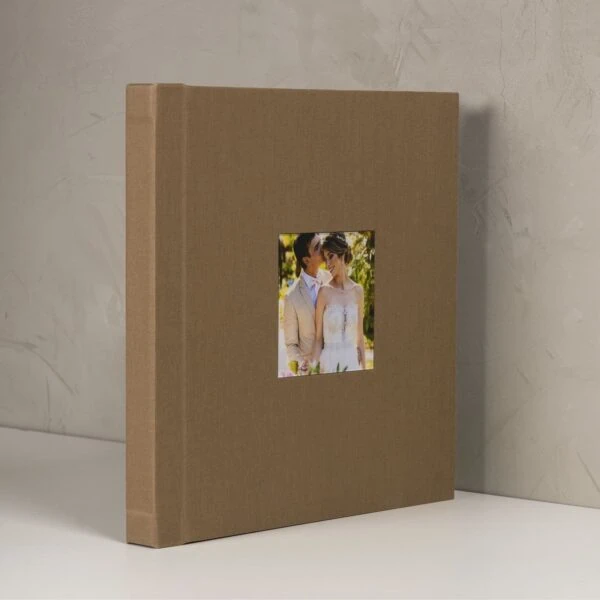 Linha Cristal – Madri Álbum de fotos personalizado com capa de papel kraft e foto de casal de casamento.
