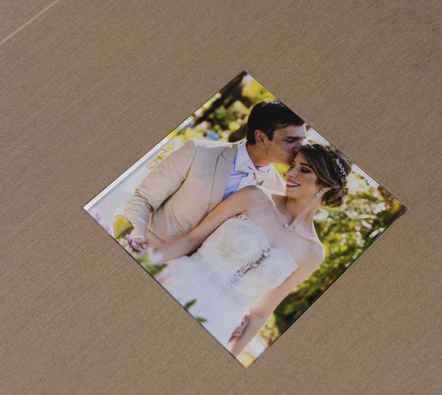 Lembrança de casamento fotográfica, casal apaixonado no parque, fotos de noivos em ensaio romântico.