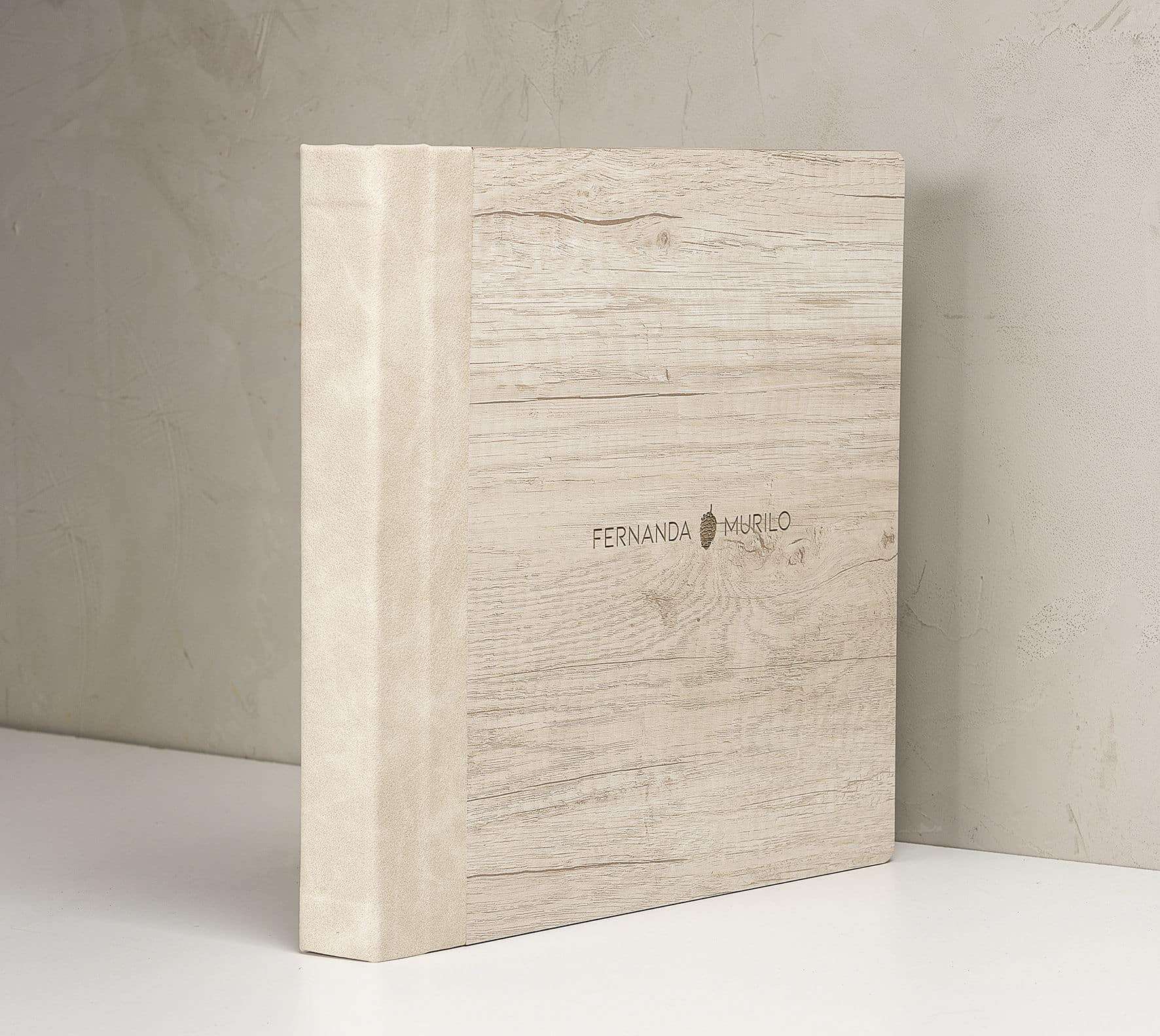 1. Livro de madeira com nome personalizado FERNANDA MURILO em impressão elegante.