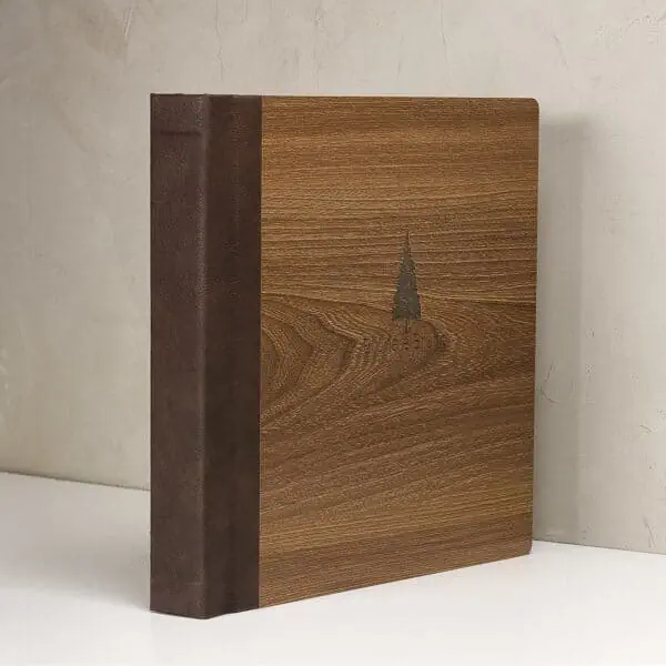Wood Madeira e Brun - Álbum de Fotos de Layout Clássico para Fotolivros com Encadernação Artesanal.