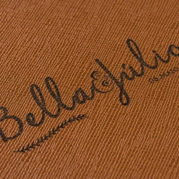 Capa de couro marrom com textura artesanal para produtos de alta qualidade.