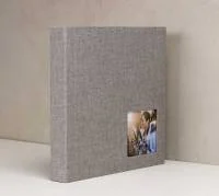 Tecido-jpeg_red_200 Foto de álbum de fotos com capa de tecido cinza e foto personalizada na capa.