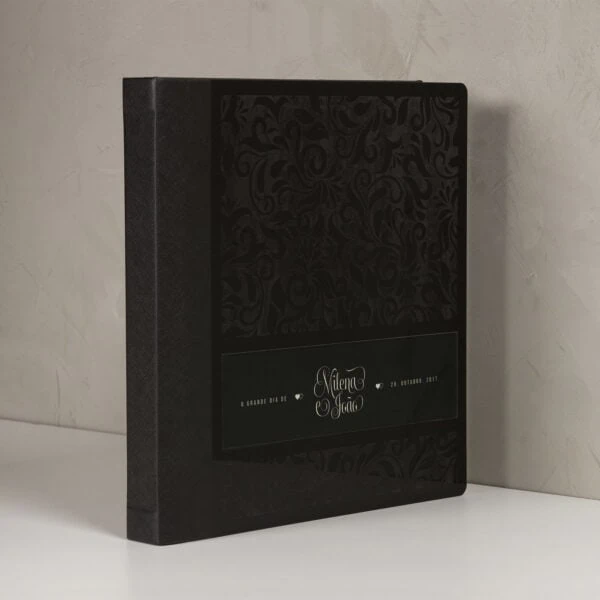 Alméria ÁLbum de casamento personalizado preto com detalhes elegantes e texto comemorativo.