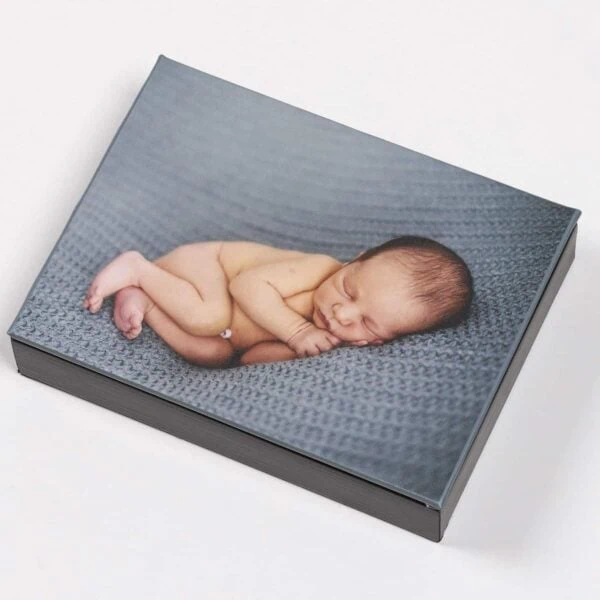 Box para Pendrive 3 Recorte de bebê recém-nascido em prontuário fotográfico personalizado.