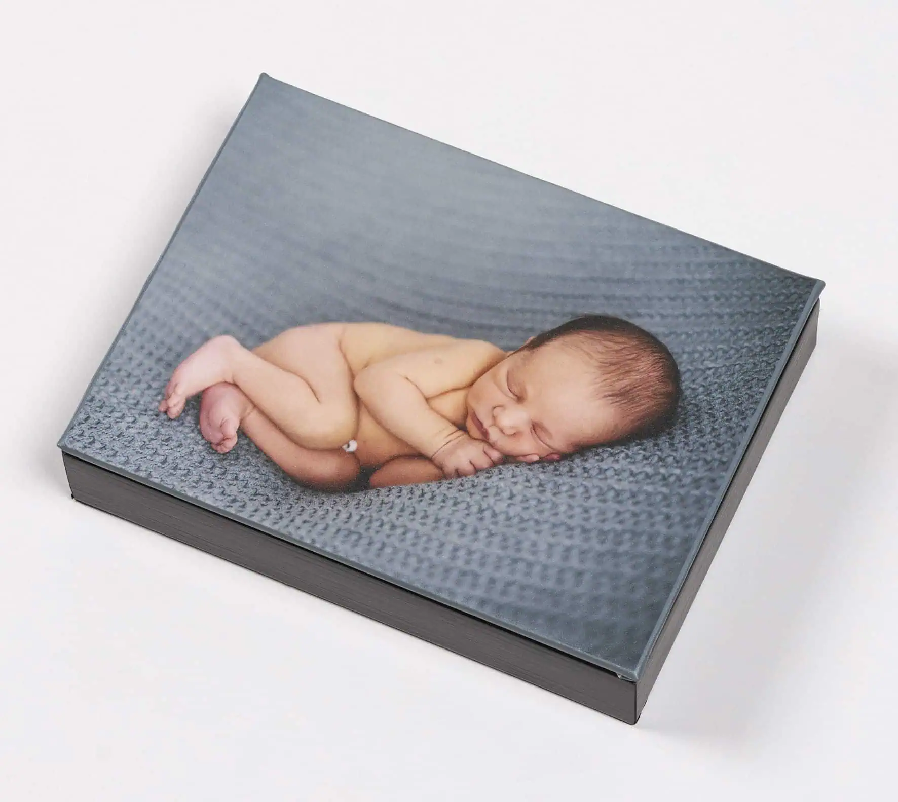 Recorte de bebê recém-nascido em prontuário fotográfico personalizado.