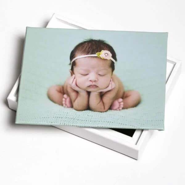 Box para Pendrive Recorte de foto de bebê recém-nascido em quadro personalizado, ideal para artigos de fotografia e lembranças especiais.
