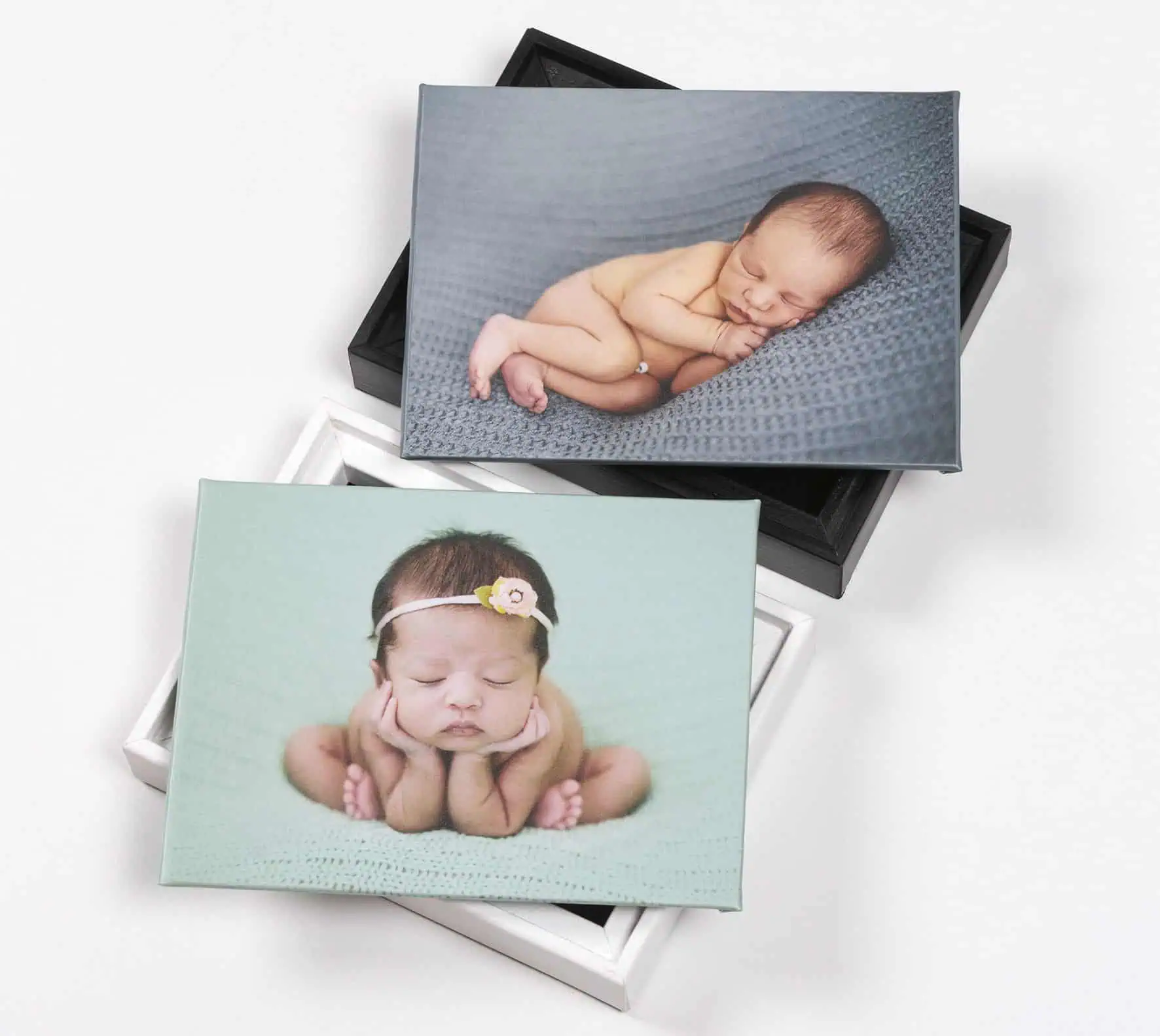 1. Fotos de bebês recém-nascidos em quadro personalizado para decoração de maternidade.