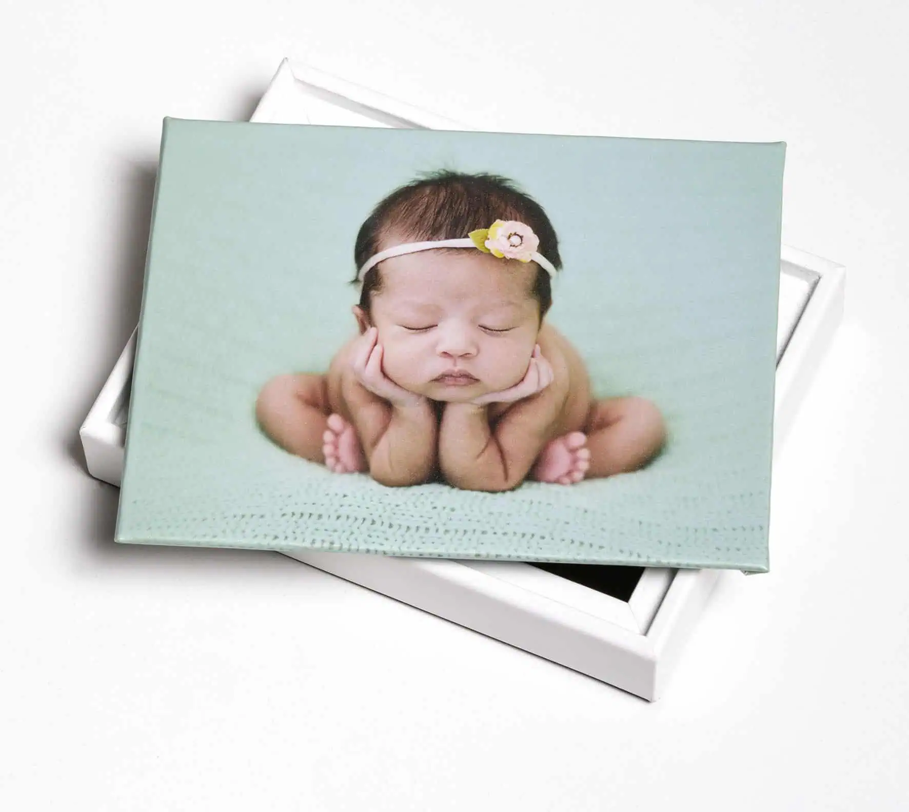 Recorte de foto de bebê recém-nascido em quadro personalizado, ideal para artigos de fotografia e lembranças especiais.