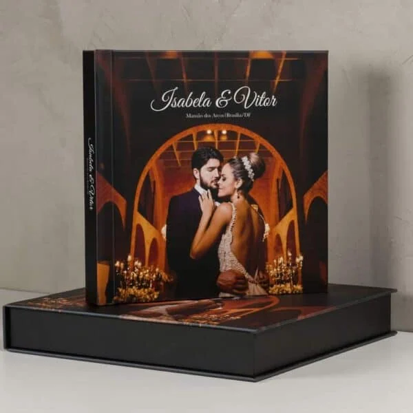 CAIXA FOTOGRAFICA KIT Casal em ensaio de casamento no estilo clássico e sofisticado.