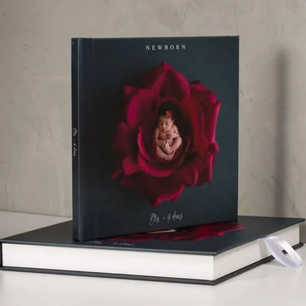 CAIXA NEWBORN Menina recém-nascida em capa de flor vermelha, álbum de fotos fotoclub personalizado, lembrança de nascimento.
