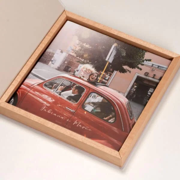 Caixa Foto c Aba Casamento em Roma com carro antigo e fotos personalizadas em quadro de madeira.
