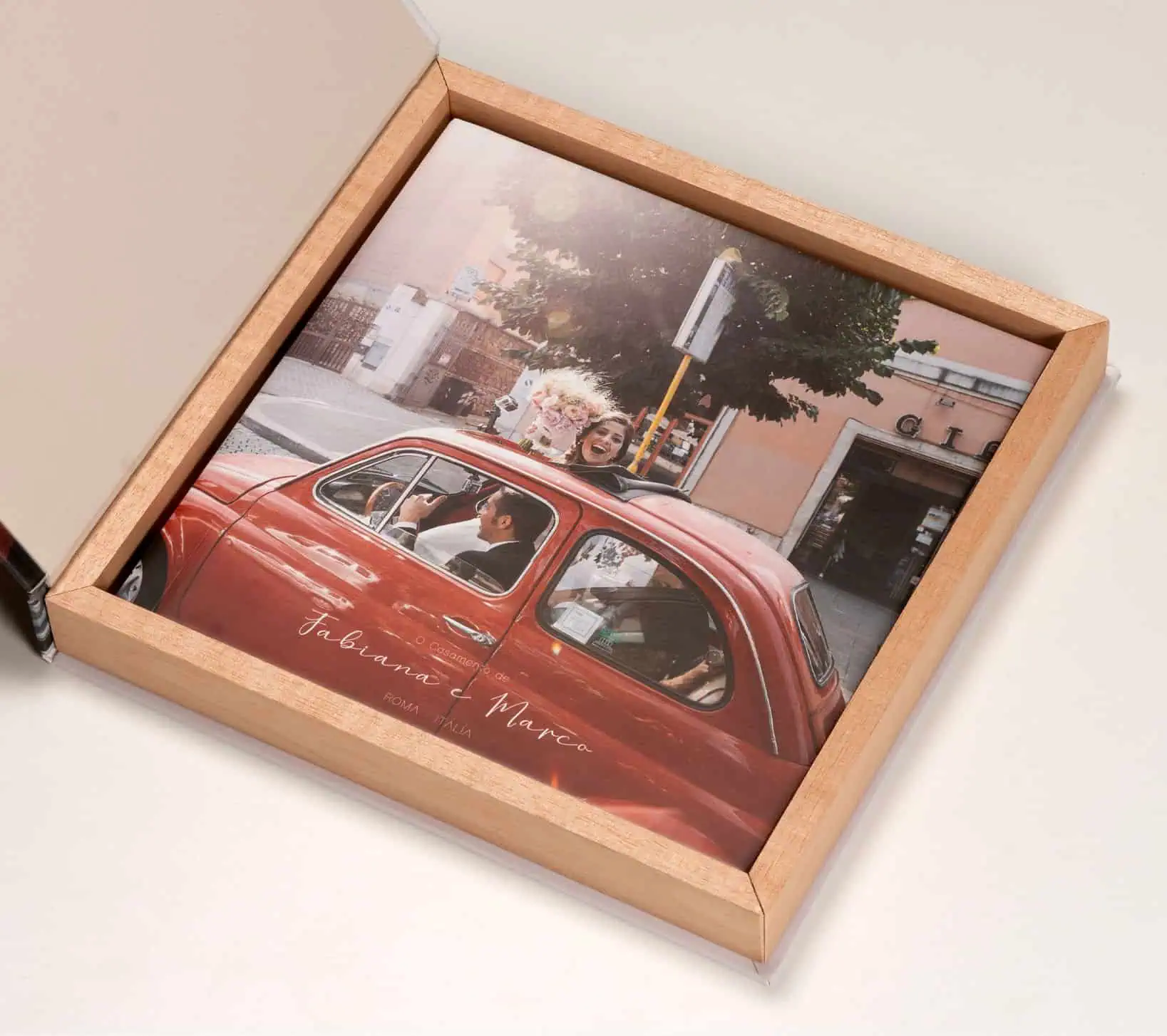 Casamento em Roma com carro antigo e fotos personalizadas em quadro de madeira.