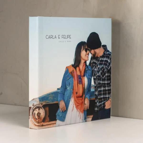 Clube de Fotografia com livro personalizado de casal viajando.
