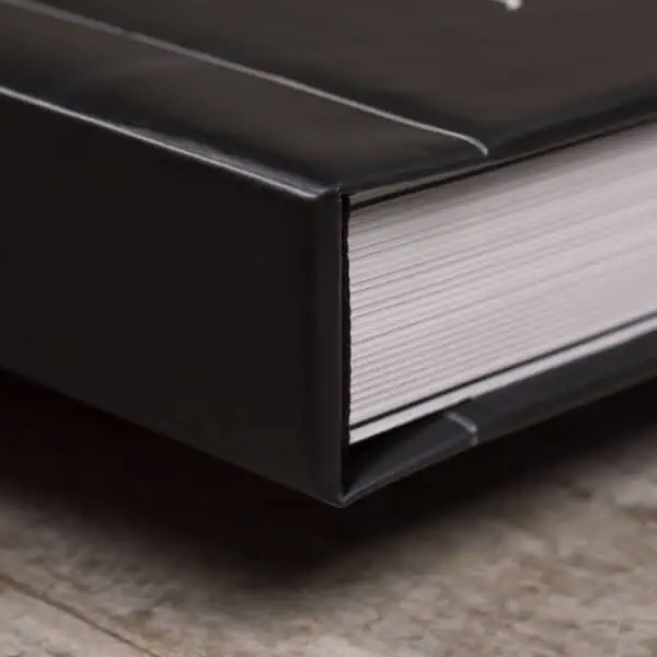 Capa Fotográfica Árvore de fotografia com livro preto e branco em foco, detalhes de alta qualidade.