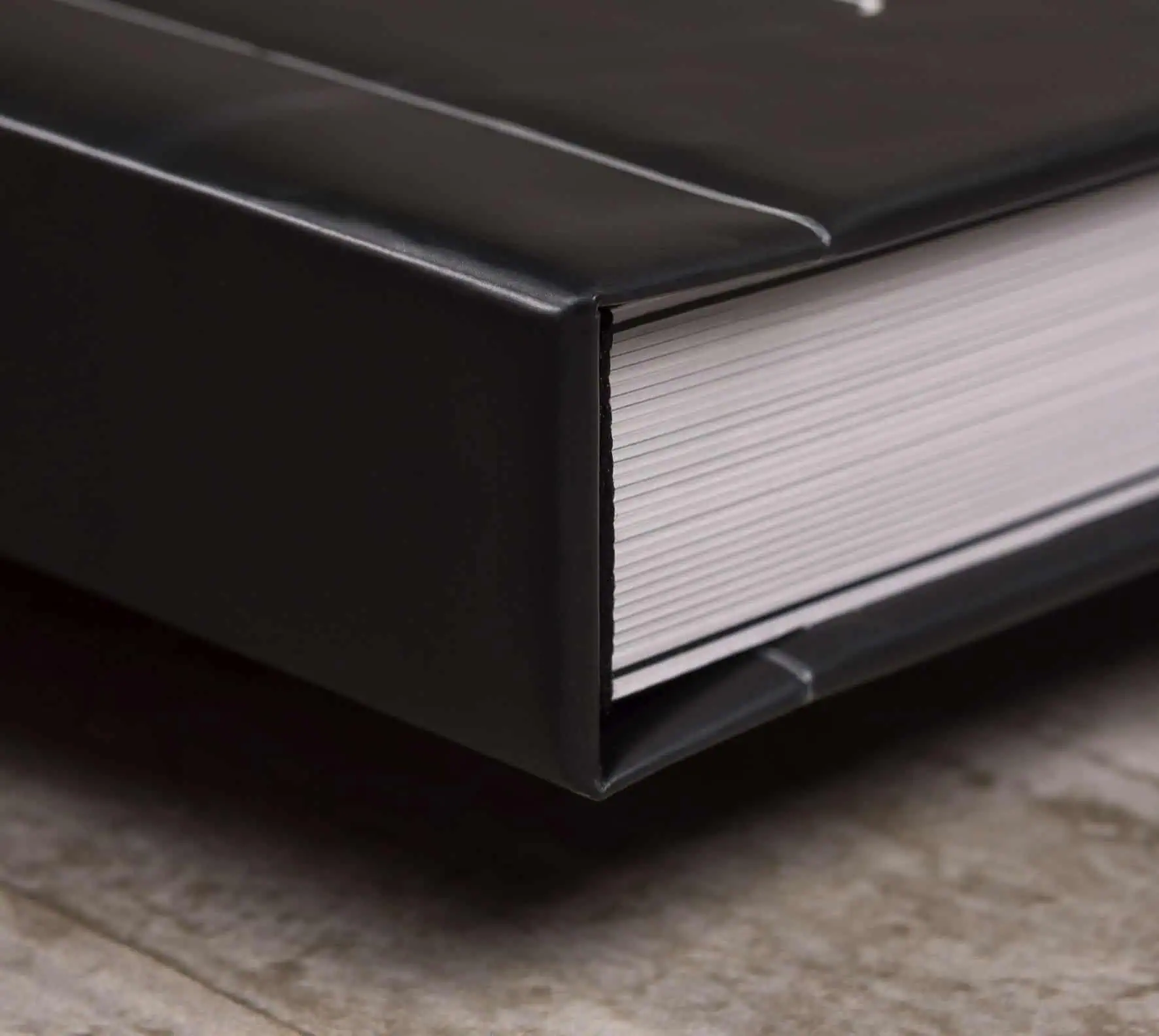 Árvore de fotografia com livro preto e branco em foco, detalhes de alta qualidade.