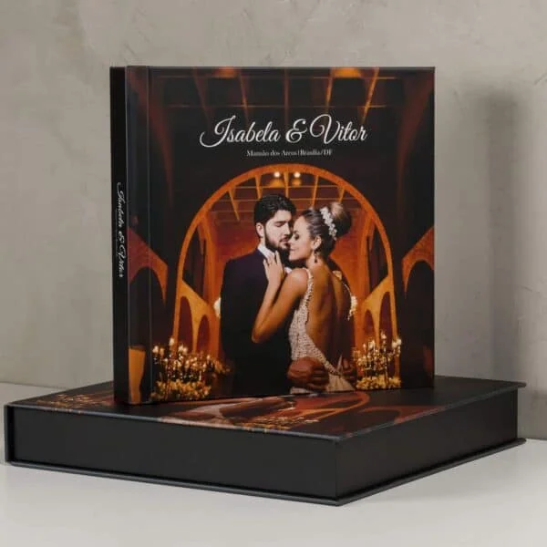 Capa Fotográfica + Caixa foto 1. Álbum de casamento personalizado com foto de noivos em igreja elegante.